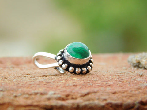Patterned Green Pressing Style Nose Pin
